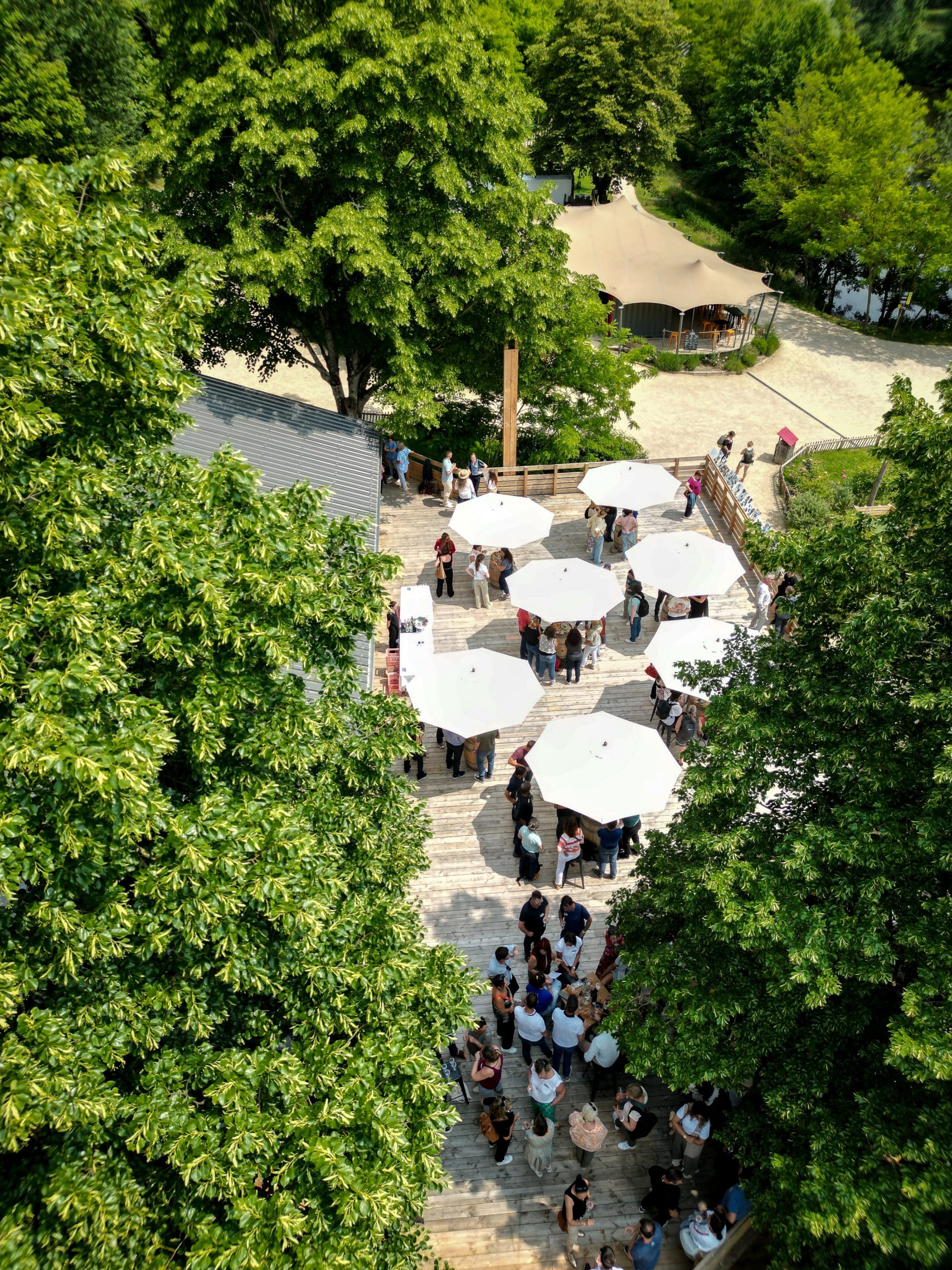 Vue aérienne d’un cocktail professionnel sous les arbres au Bois des Lutins
