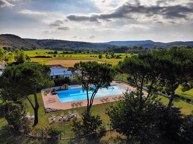 Piscine avec vue sur la nature au Domaine de Janus