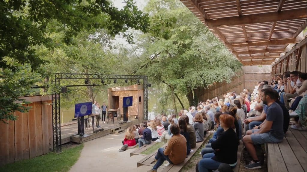 Un amphithéâtre naturel au bord de l’eau pour vos conférences et talks.