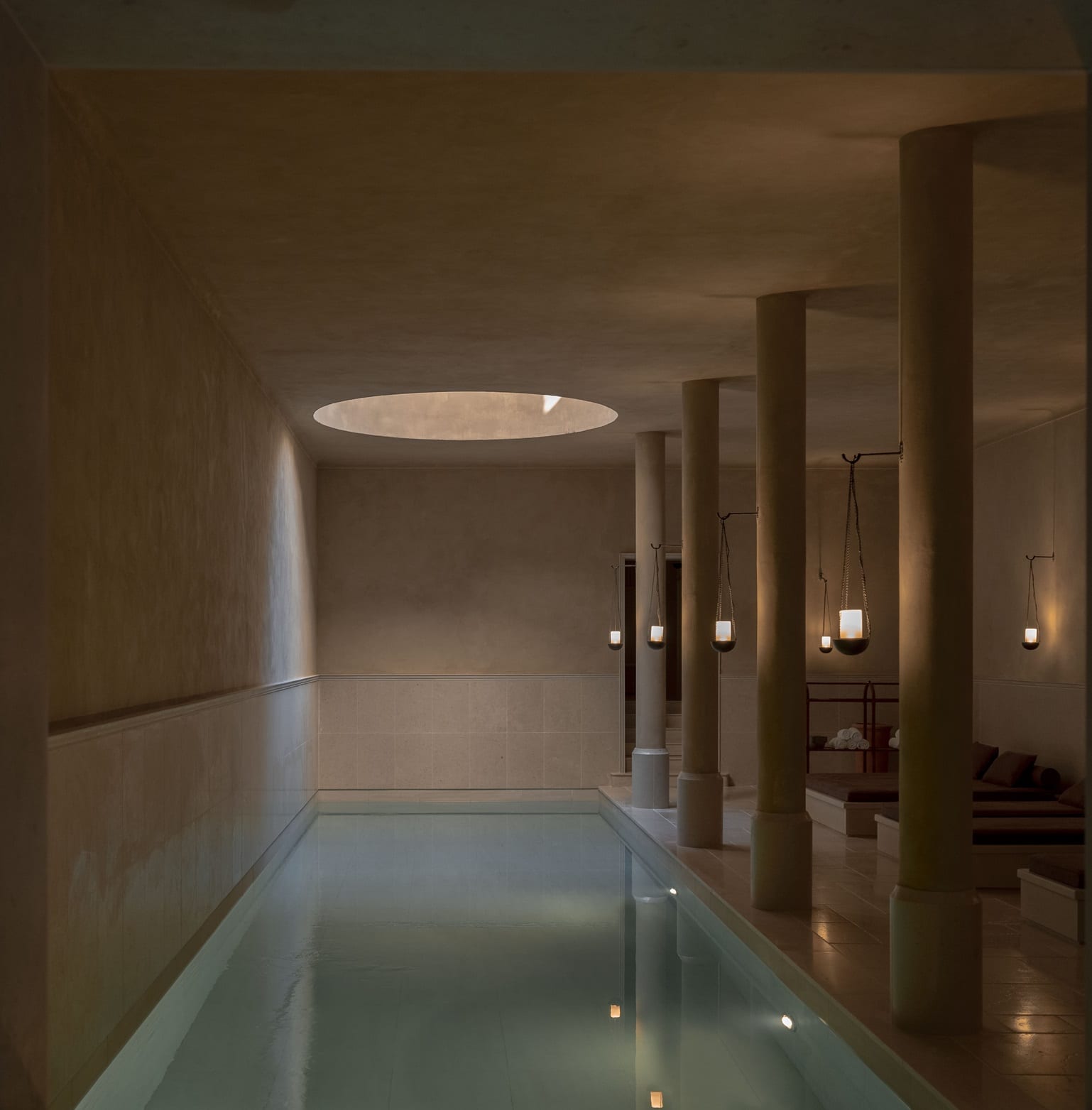 Piscine intérieure aux thermes romains de l’Hôtel du Couvent à Nice