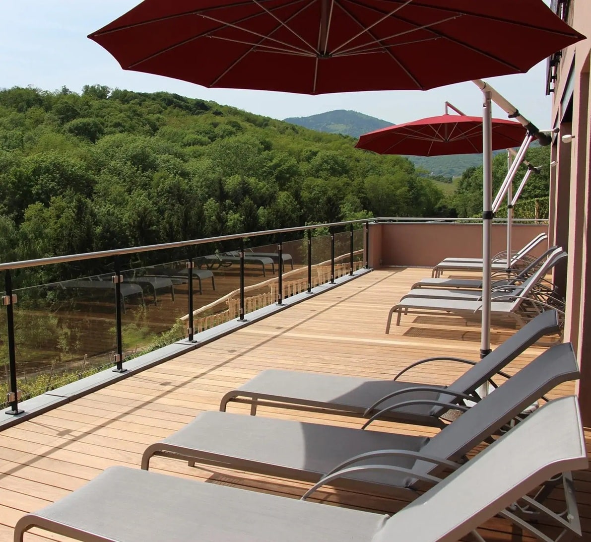 Terrasse solarium avec transats – Hôtel Arnold à Itterswiller