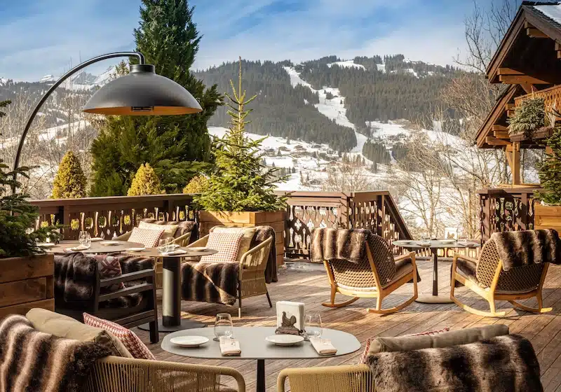 Terrasse avec vue sur les pistes aux Chalets du Mont d'Arbois à Megève