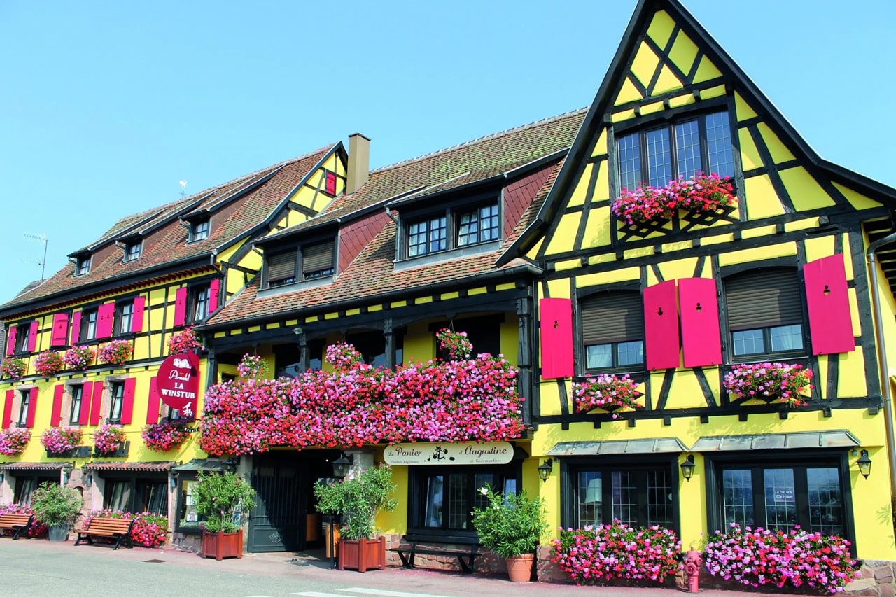 Façade colorée et fleurie – Hôtel Arnold à Itterswiller