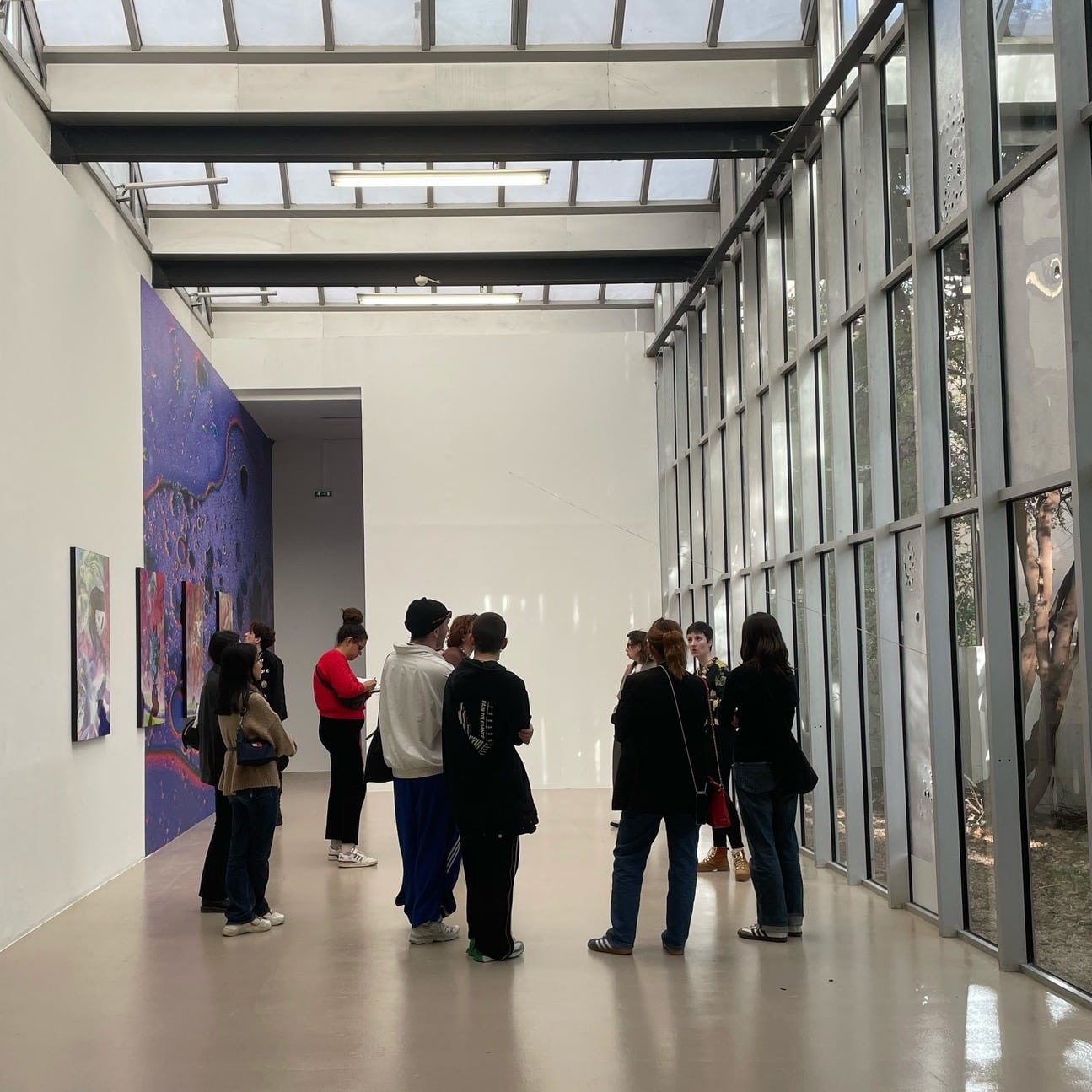 Groupe en visite guidée dans une galerie d’art contemporain