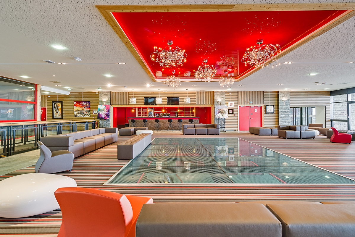 Lobby moderne et lumineux dans un hôtel à Tignes