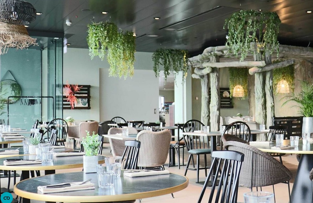 Restaurant de l’Hôtel Aquatis avec décoration végétale