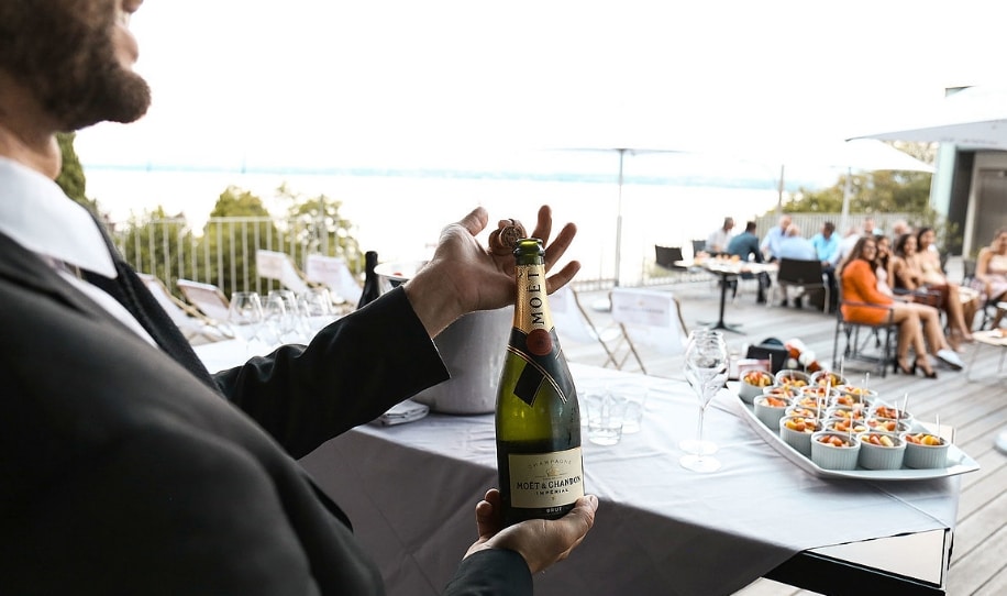 Service champagne en terrasse avec vue sur le lac