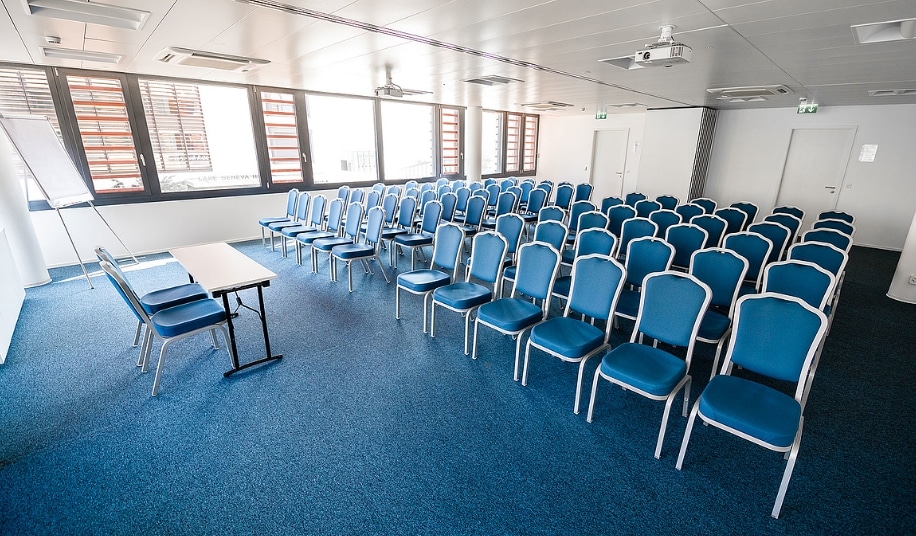 Salle de conférence équipée au Lake Geneva Hotel