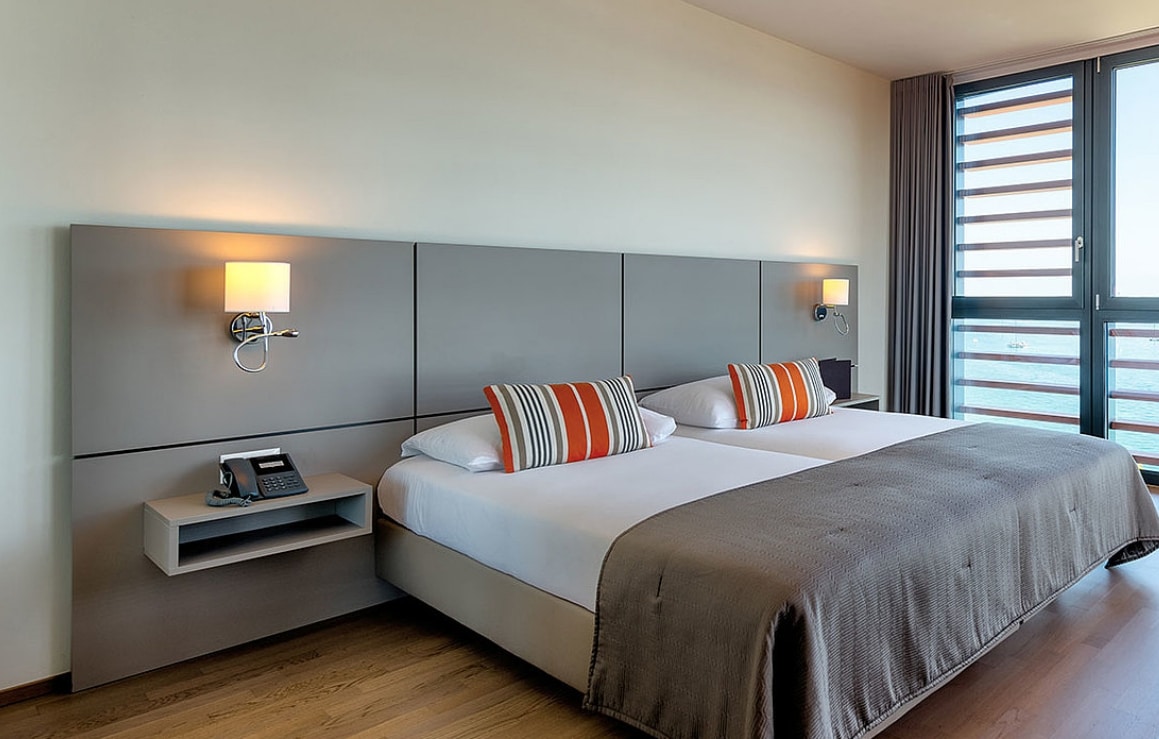 Chambre double moderne avec vue sur le lac