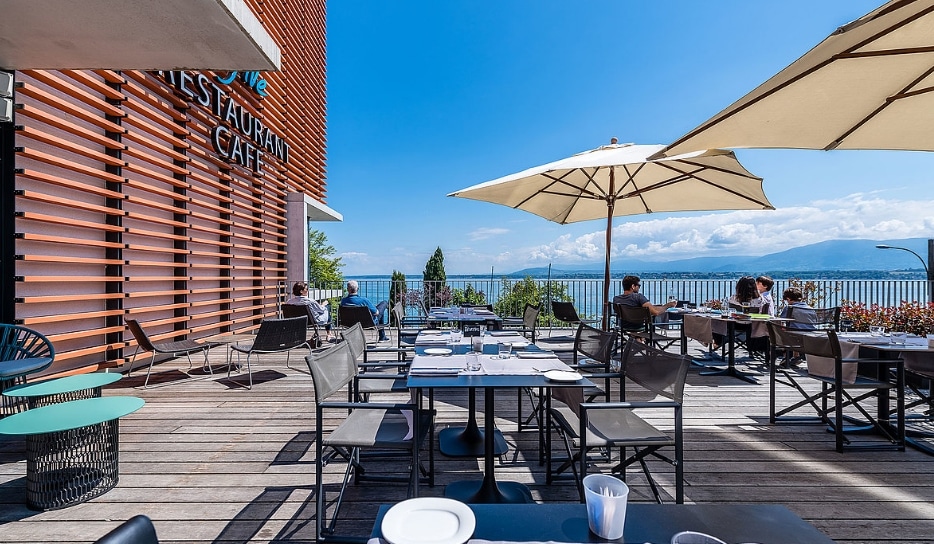 Terrasse du restaurant surplombant le lac Léman