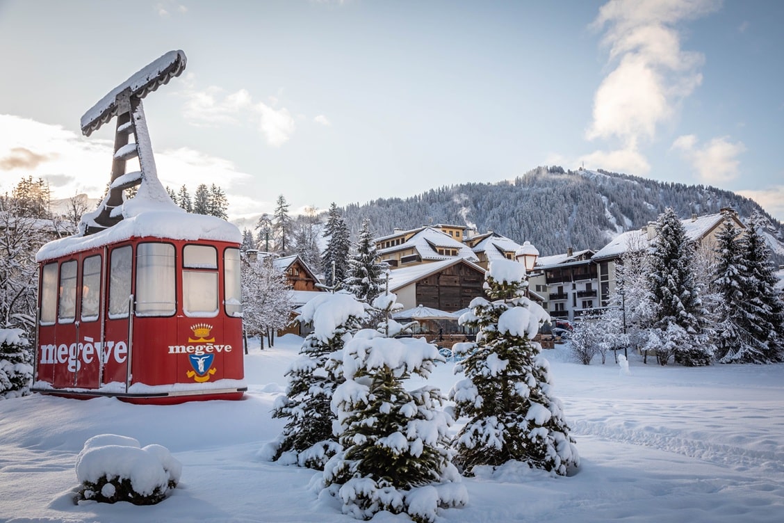 Téléphérique rouge et paysage enneigé à Megève