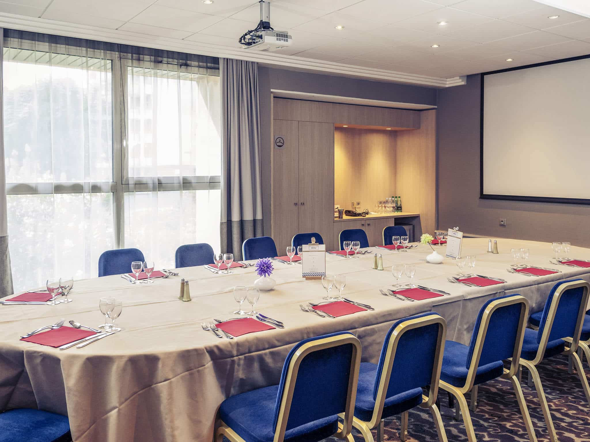 Salle de réunion Mercure Grenoble en configuration dîner