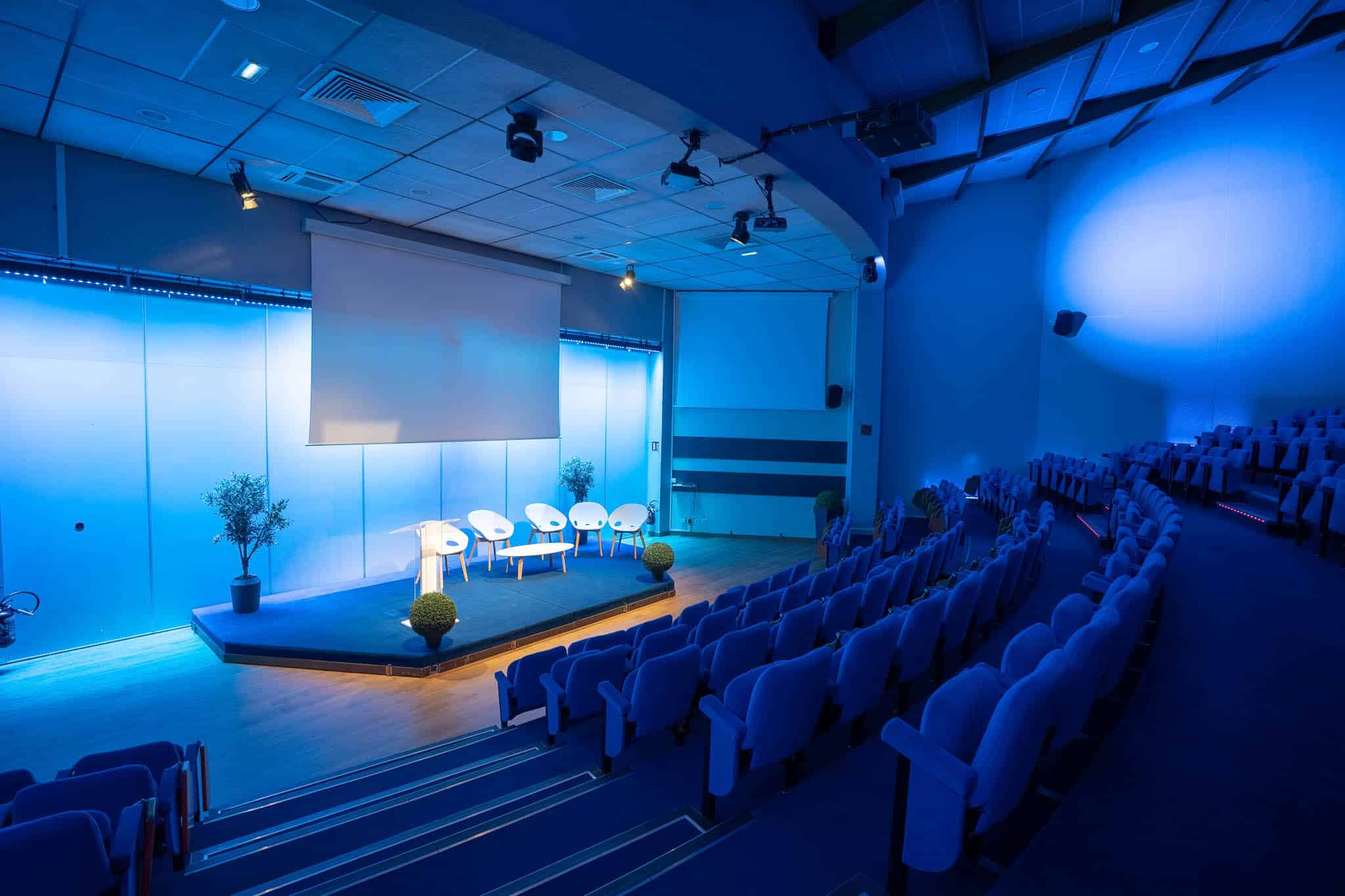 salle conférence éclairage bleu espace ouest lyonnais événement Lyon