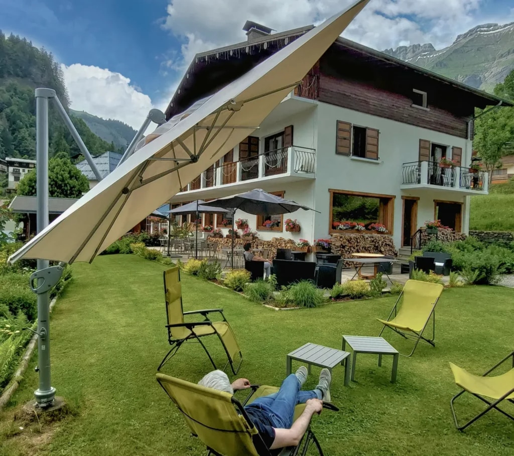 Jardin verdoyant avec transats à l’Hôtel Flor’Alpes