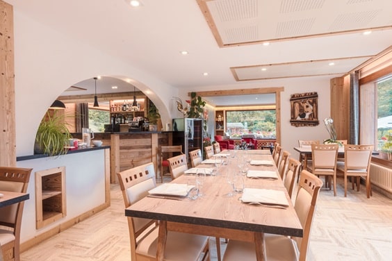 Salle de restaurant à l’ambiance conviviale
