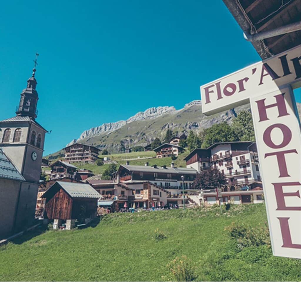 Façade de l’Hôtel Flor’Alpes dans le village de La Giettaz