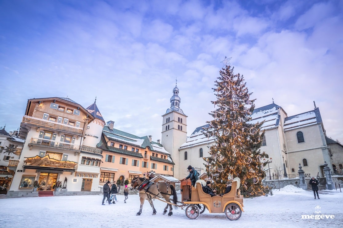 Scène de Noël à Megève avec calèche et sapin