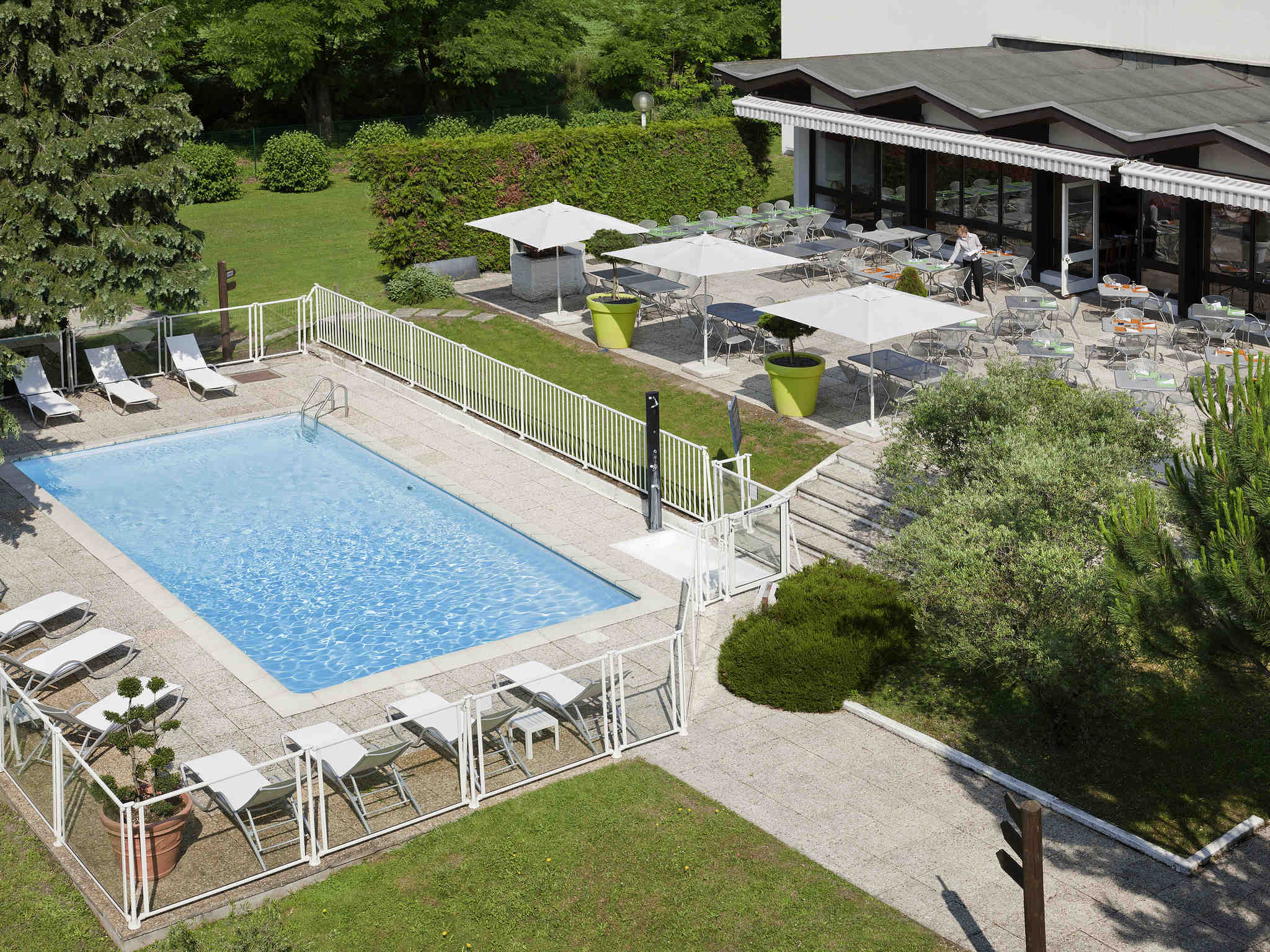 Piscine extérieure du Novotel Grenoble Nord Voreppe