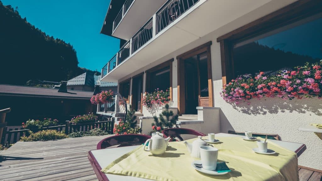 Petit-déjeuner en terrasse à l’Hôtel Flor’Alpes