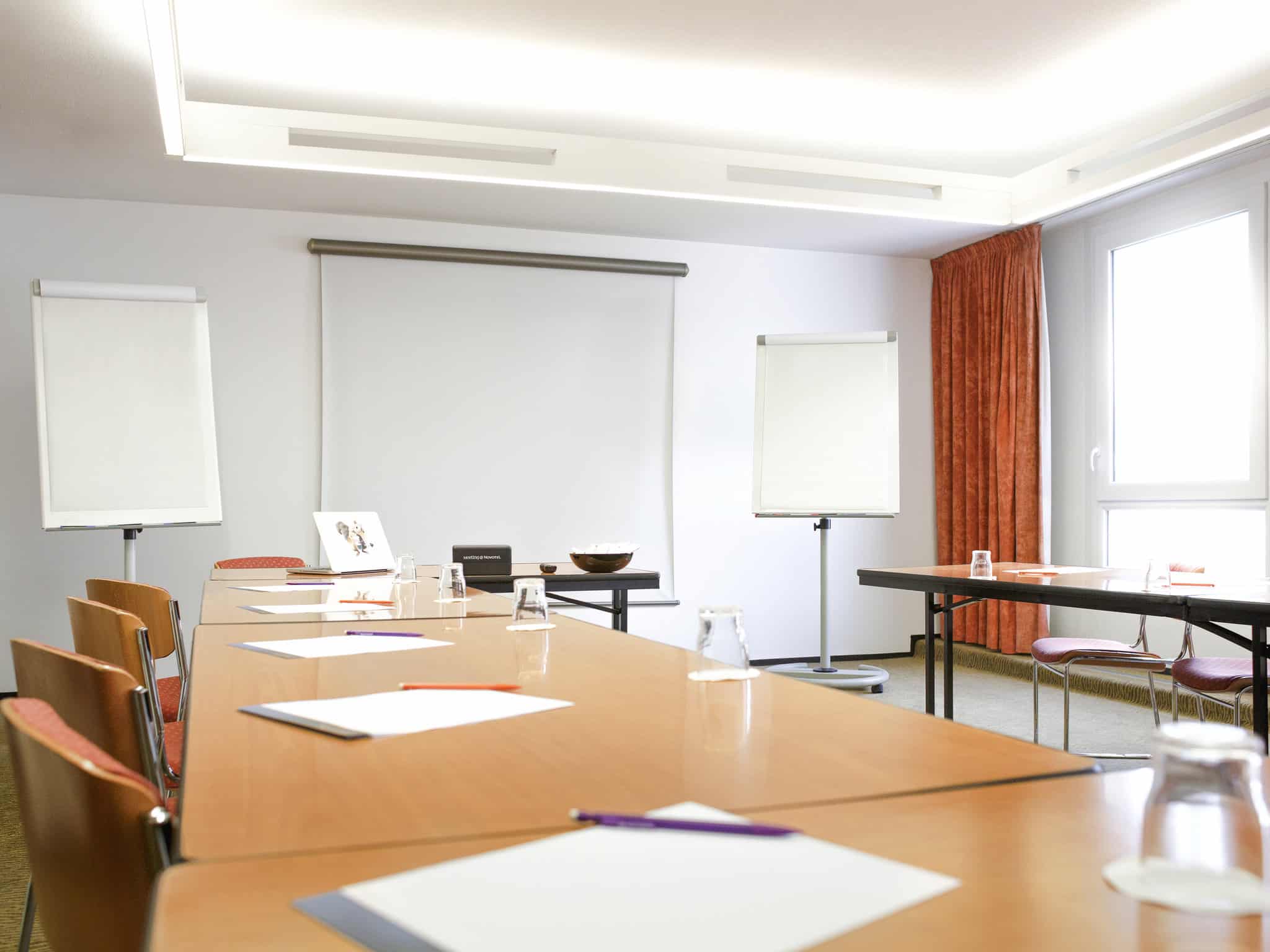 Salle de réunion en U – Novotel Grenoble Nord Voreppe