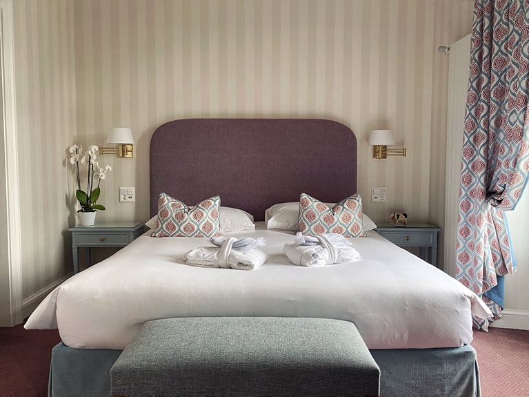 Chambre double élégante à l’Hôtel des Trois Couronnes Vevey