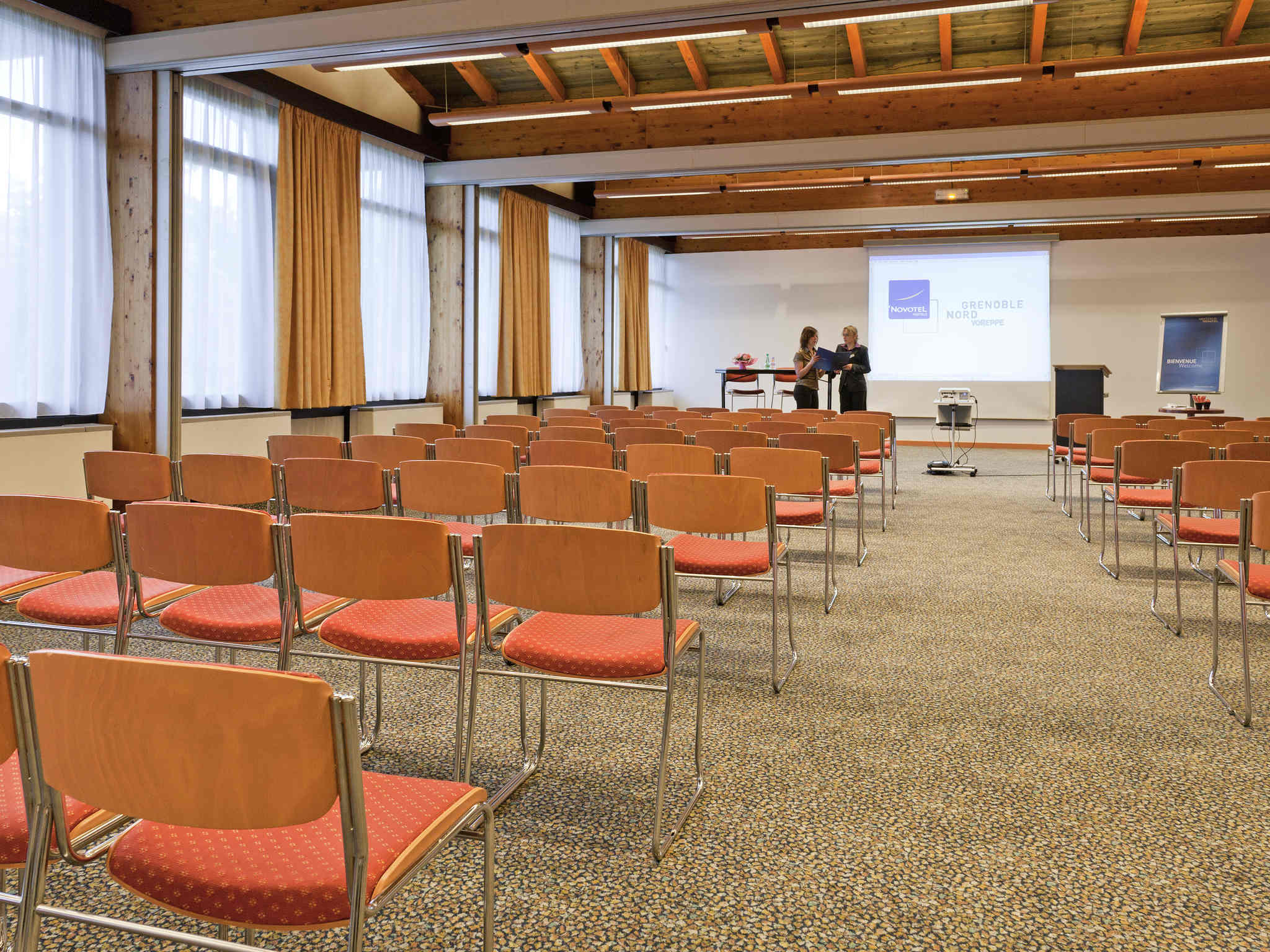 Salle de conférence spacieuse – Novotel Grenoble Nord Voreppe