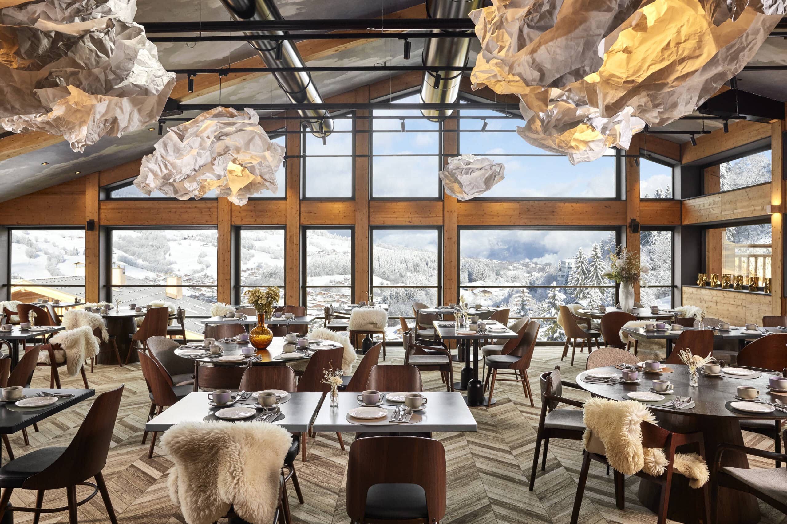 Une atmosphère chaleureuse et design au restaurant du Chalet de l’Arboisie à Megève, face aux sommets enneigés