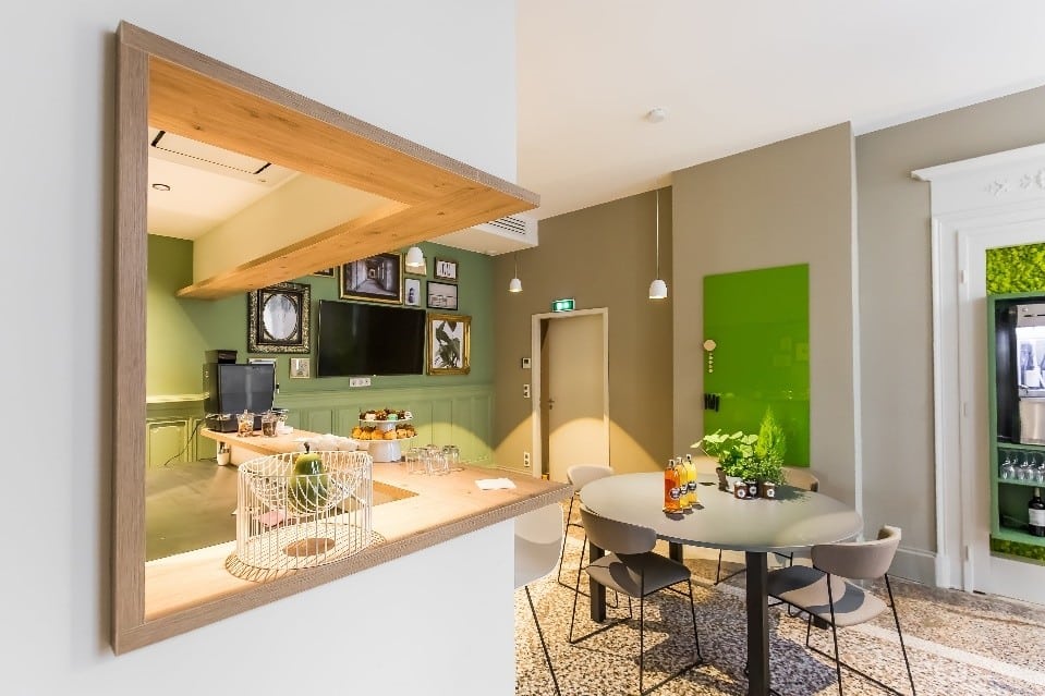 Coin petit-déjeuner et espace détente à la Maison Lassagne