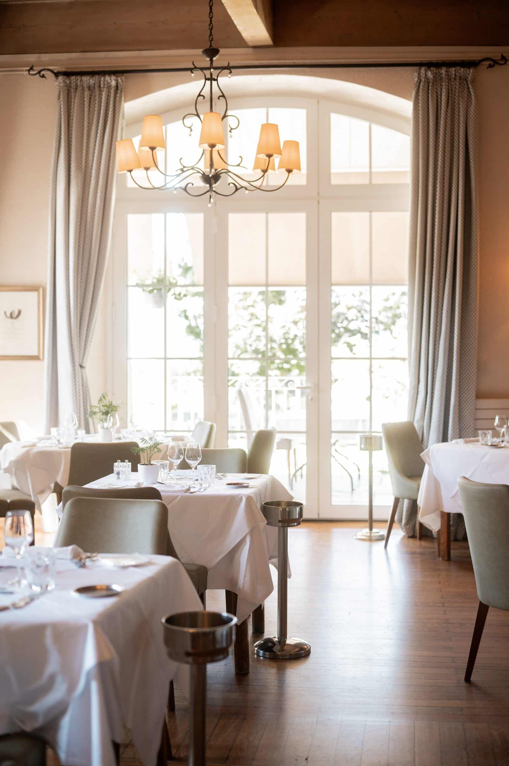 Salon élégant avec fauteuils et lumière naturelle – Château des Comtes de Challes