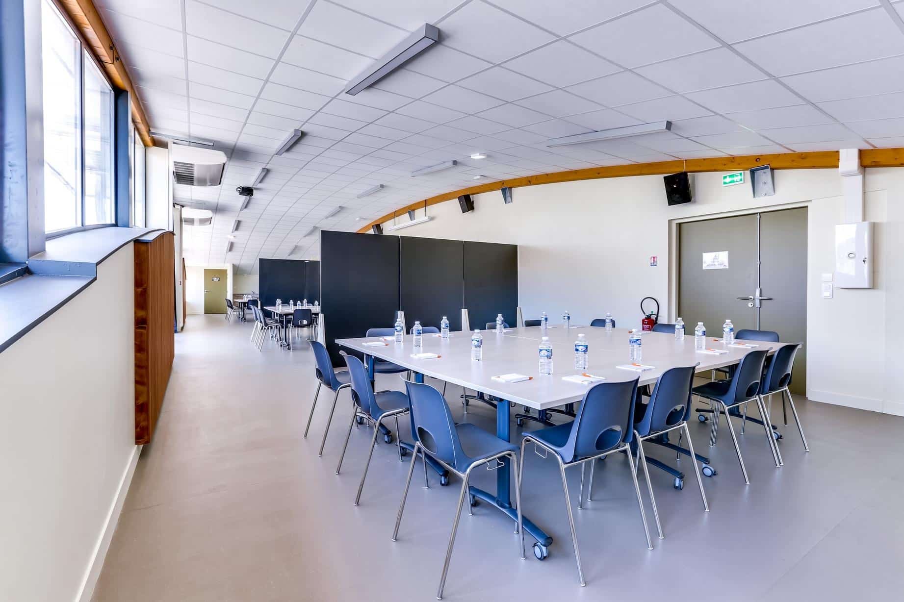 Salle de sous-commission en configuration réunion