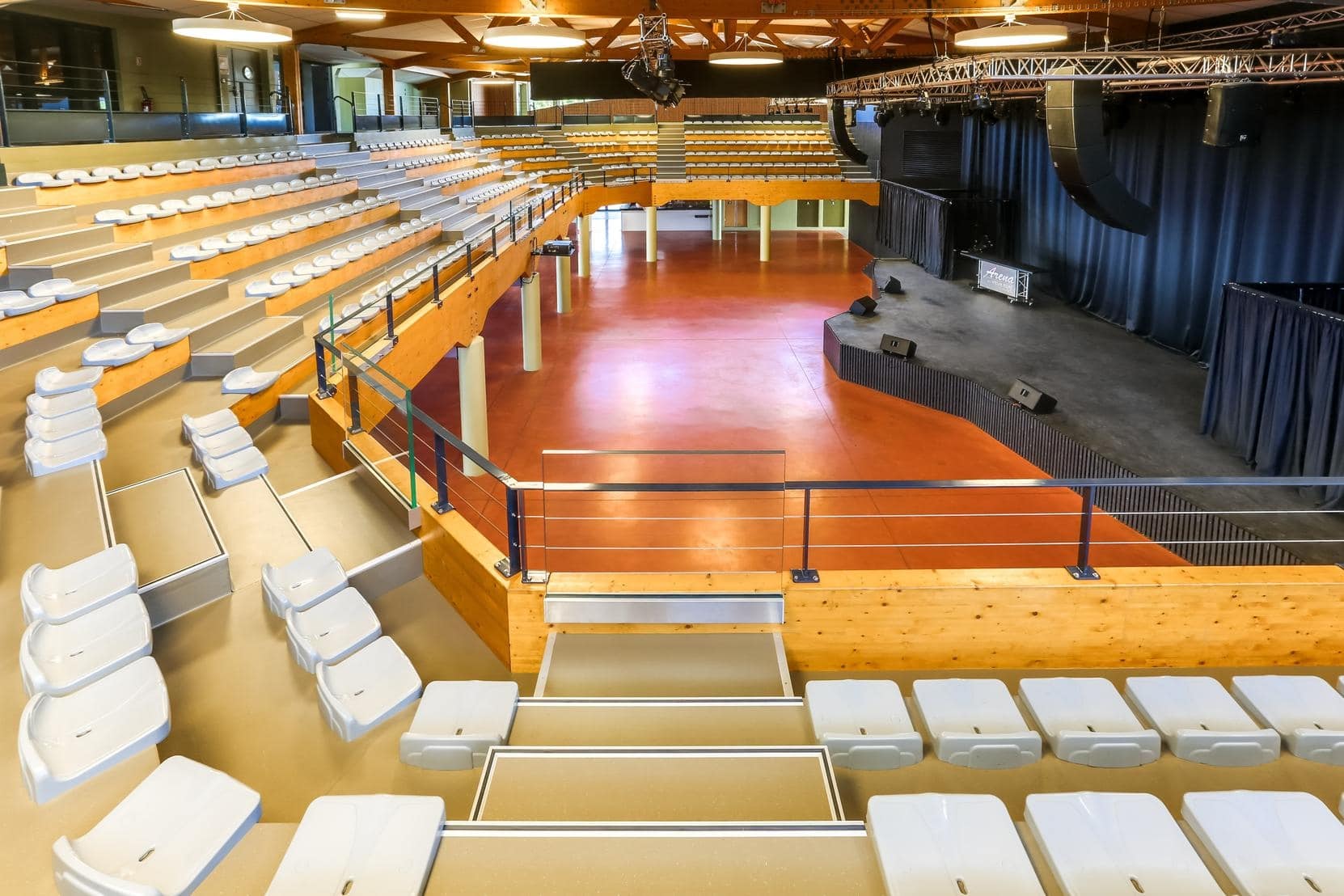 Grande salle événementielle avec gradins
