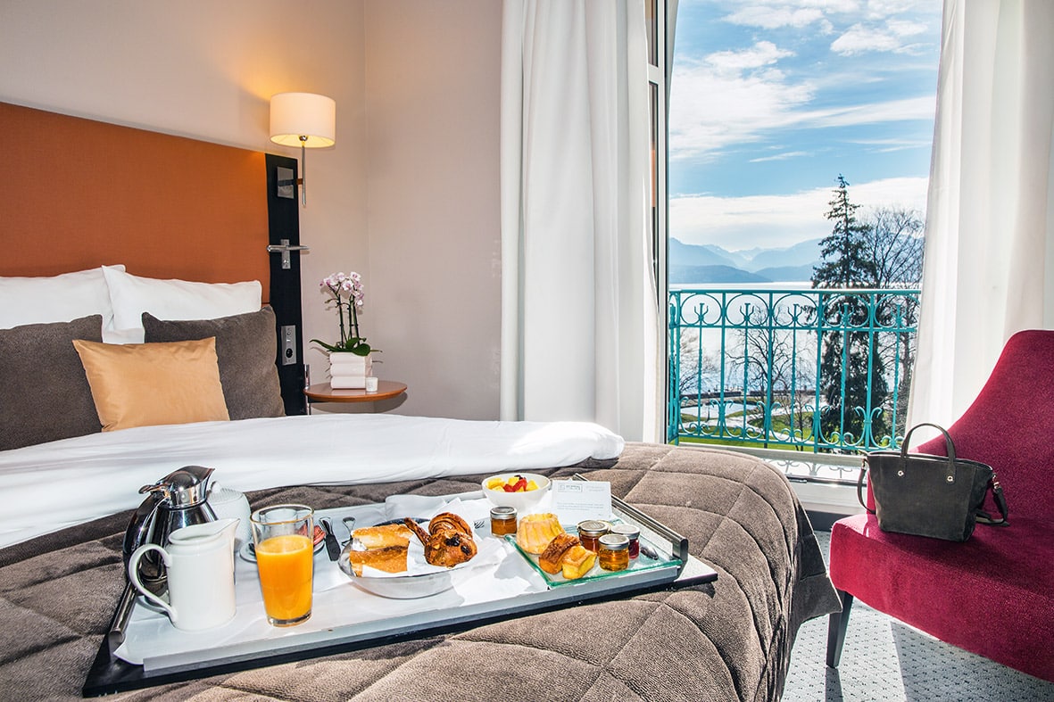 Petit-déjeuner en chambre avec vue sur le lac à l’Impérial Palace Annecy