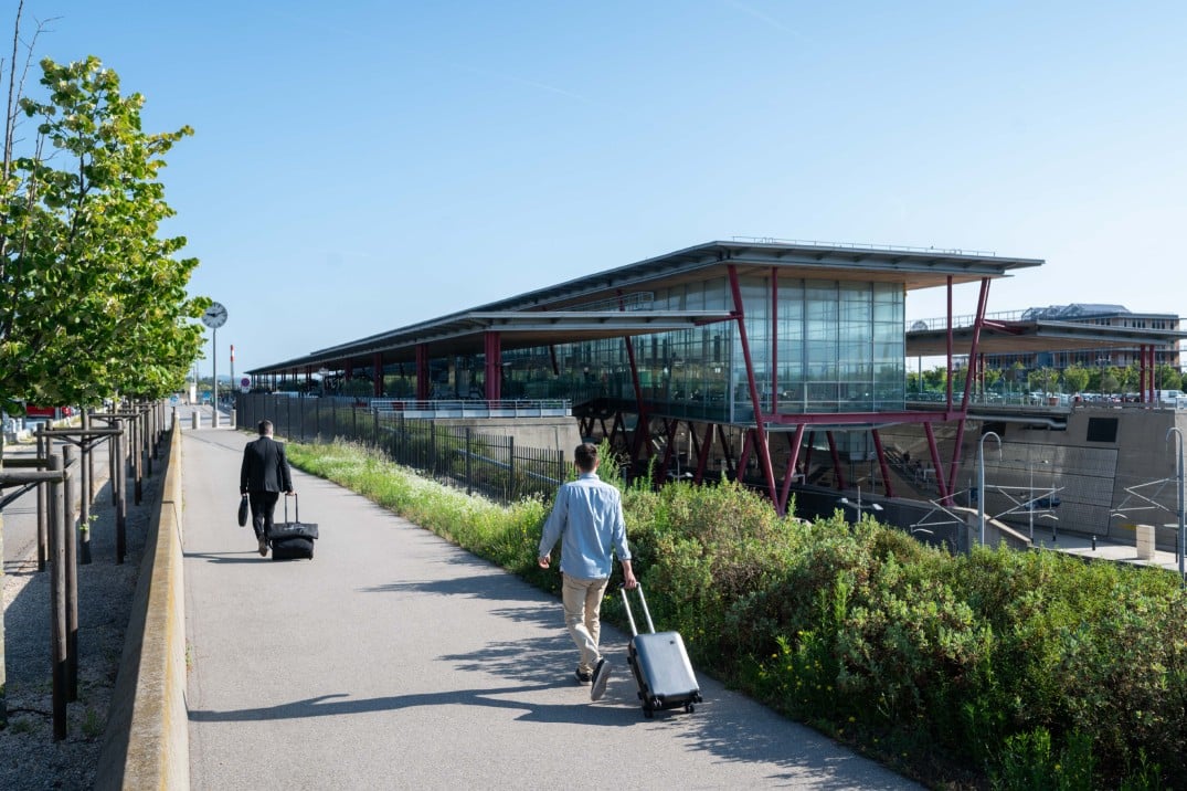Accès à la gare TGV de Valence avec voyageurs en déplacement
