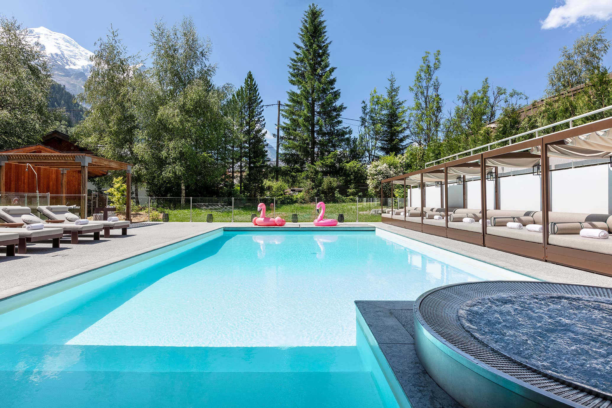 Piscine extérieure chauffée avec vue sur les Alpes à l’Hôtel Les Aiglons à Chamonix
