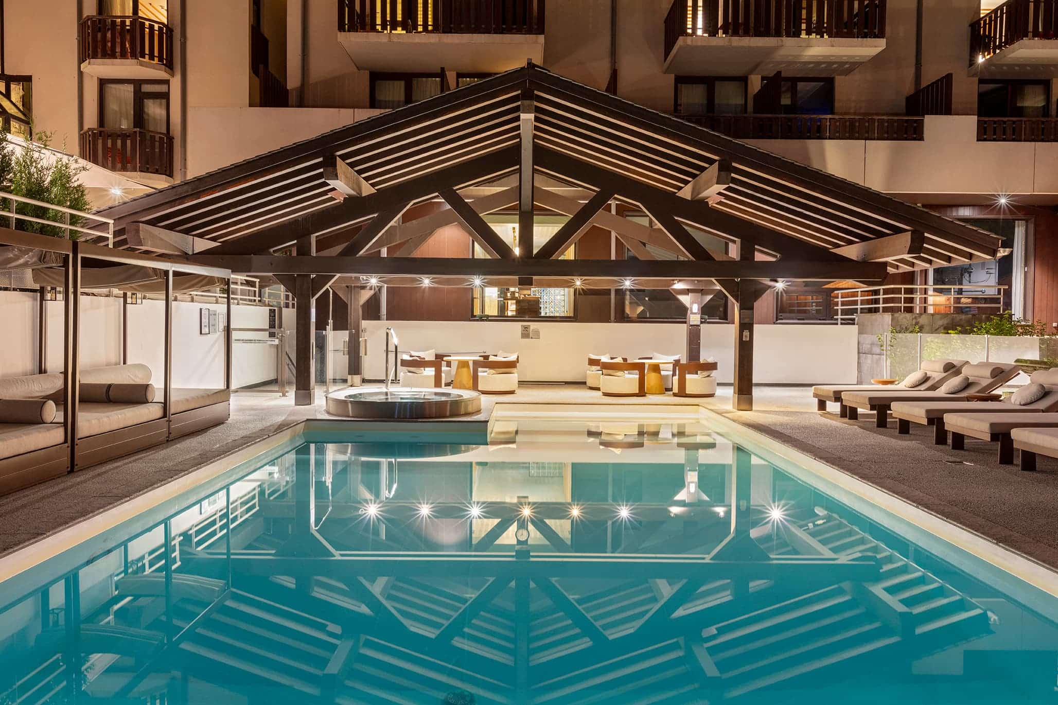 Espace bien-être avec bassin intérieur et décoration boisée