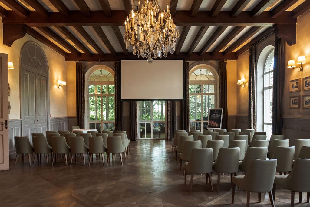 Grande salle de séminaire avec lustre au Château des Comtes de Challes