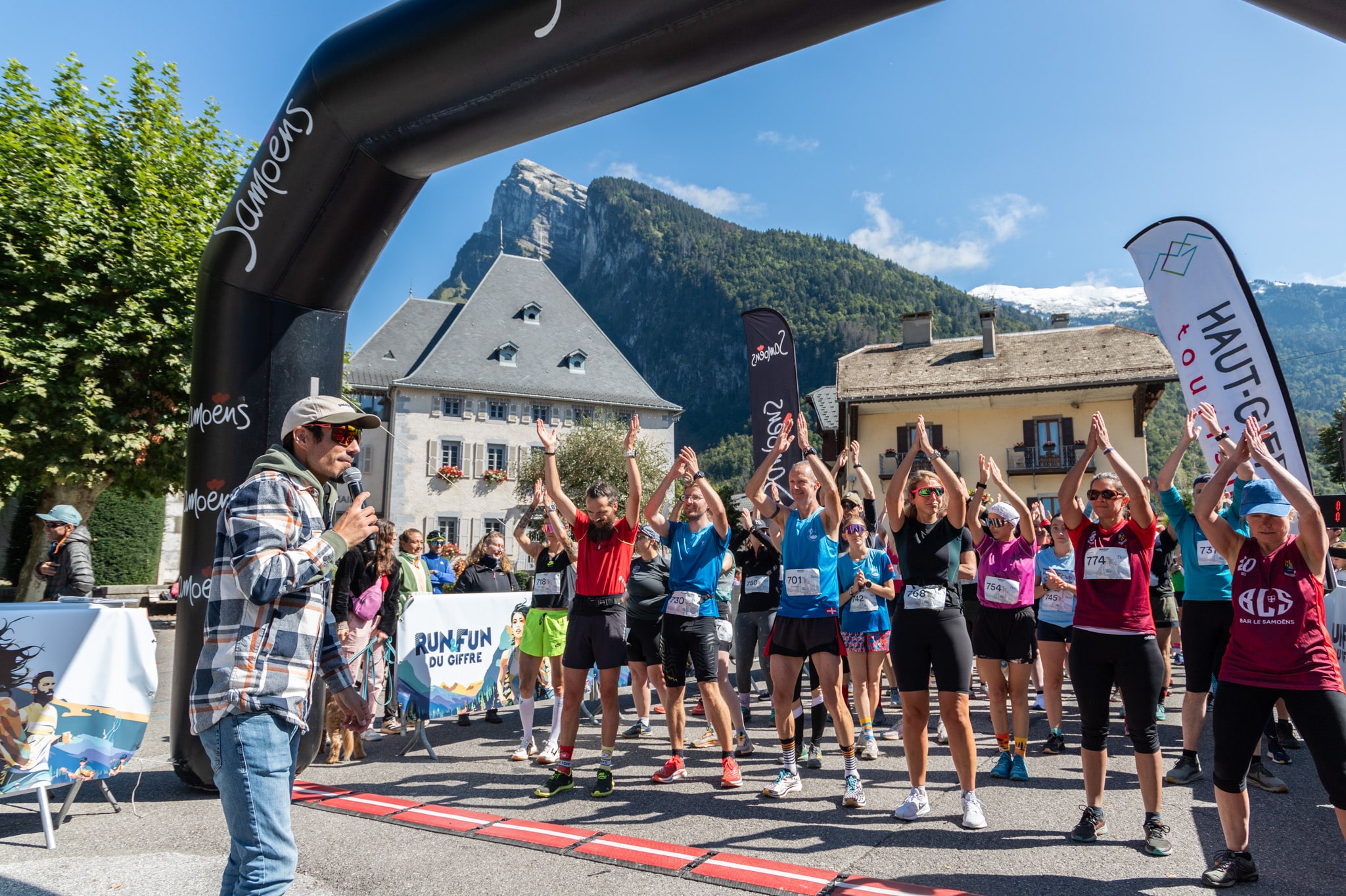 Ambiance dynamique au départ du Run & Fun du Giffre, avec une vue spectaculaire sur les montagnes.