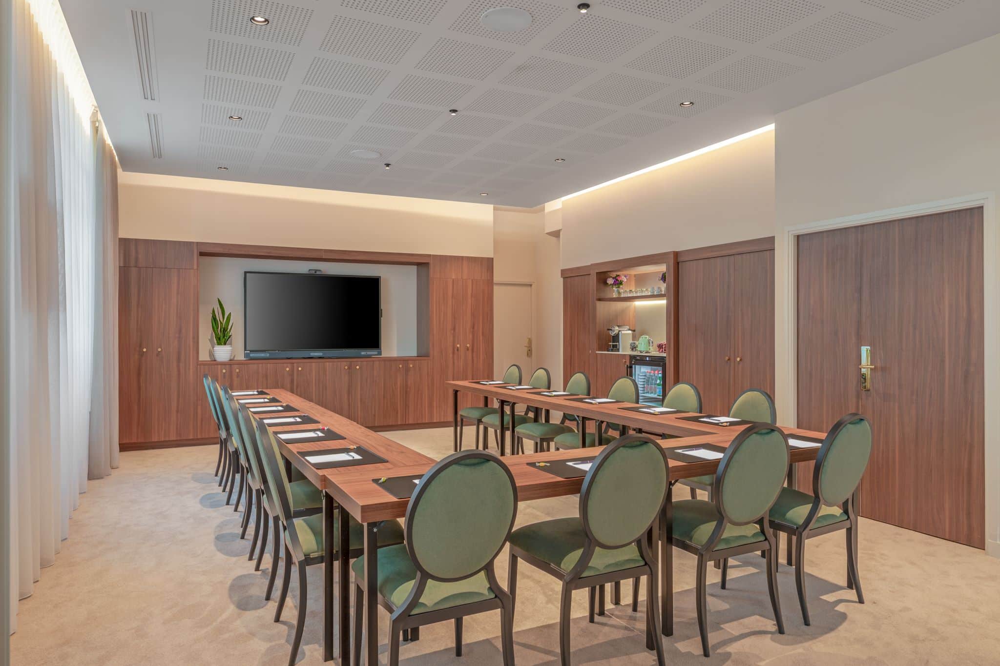 Salle en configuration U pour réunion collaborative