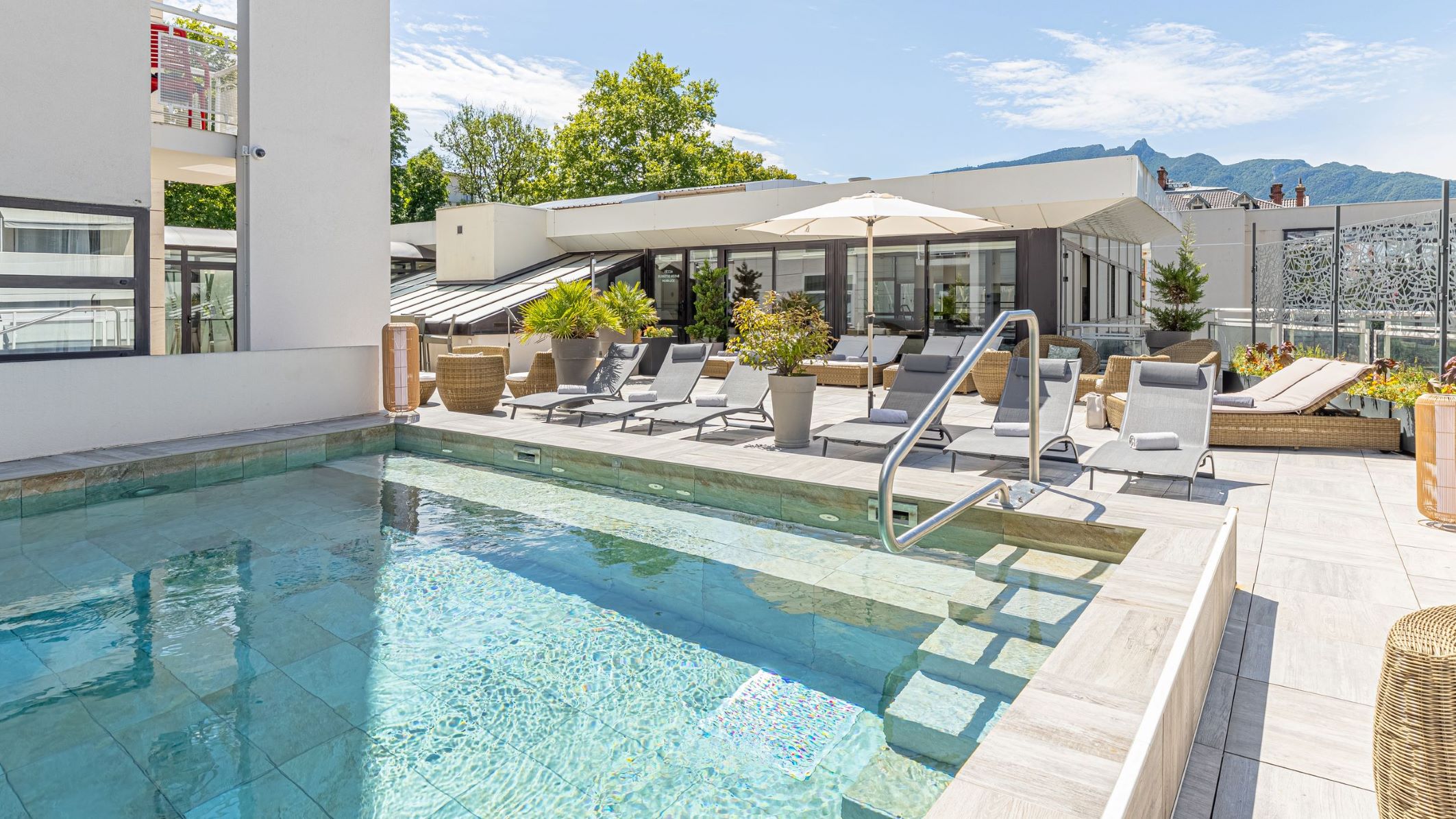 Piscine Extérieure Spa Golden Tulip Aix-les-Bains