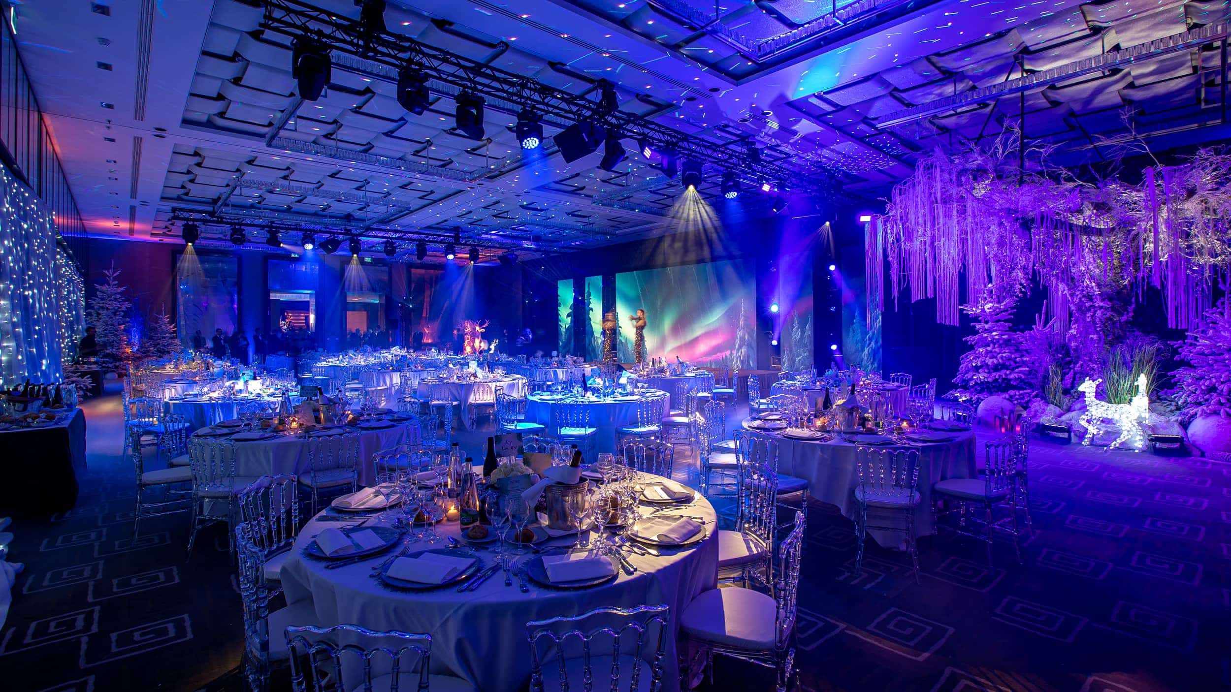 Dîner de gala à l’InterContinental Genève avec éclairages bleus