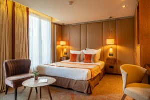 Une chambre spacieuse et raffinée pour vos séjours à Paris.