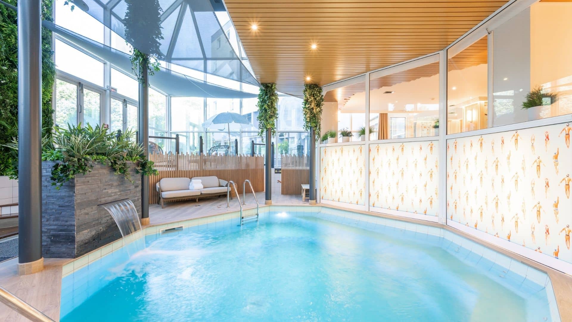 Piscine intérieure avec espace détente à l’Hôtel Mercure Grenoble Porte des Alpes