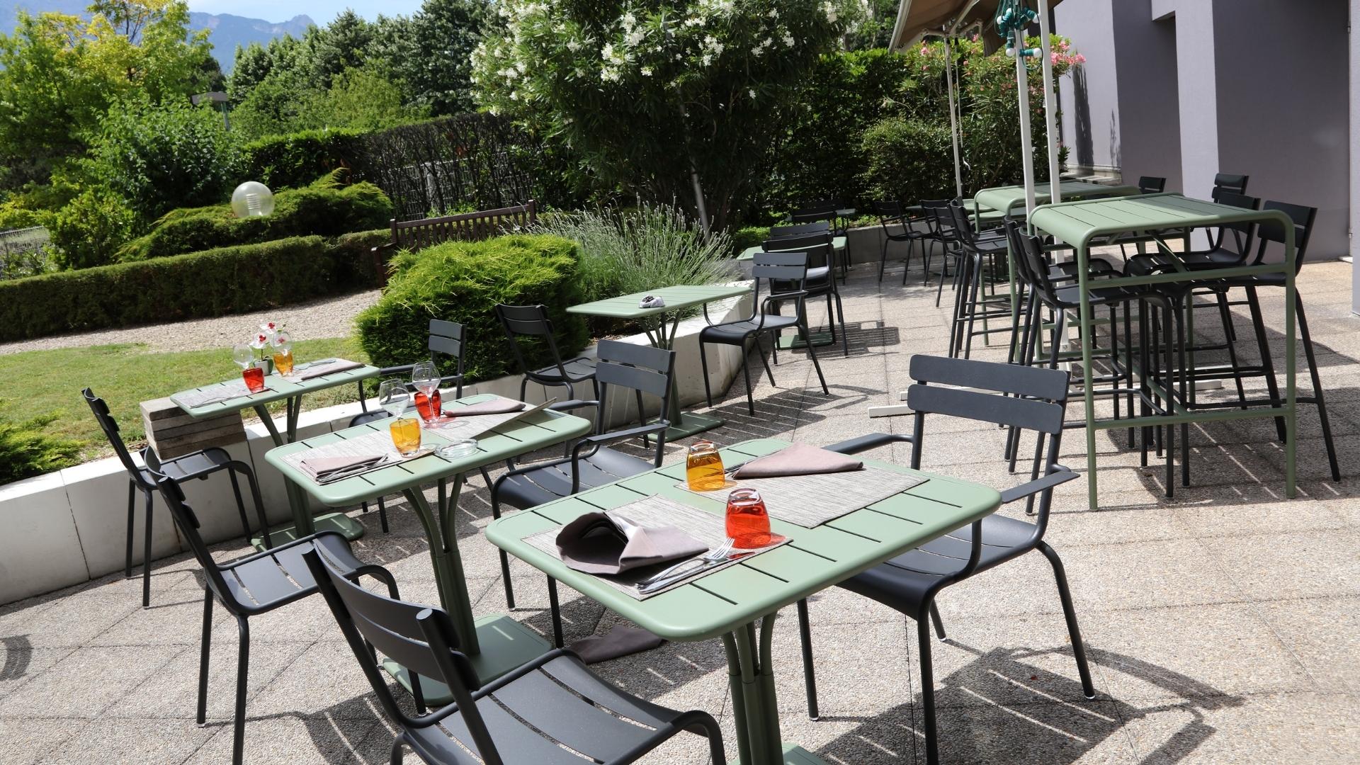 Terrasse extérieure aménagée à l’Hôtel Mercure Grenoble Porte des Alpes