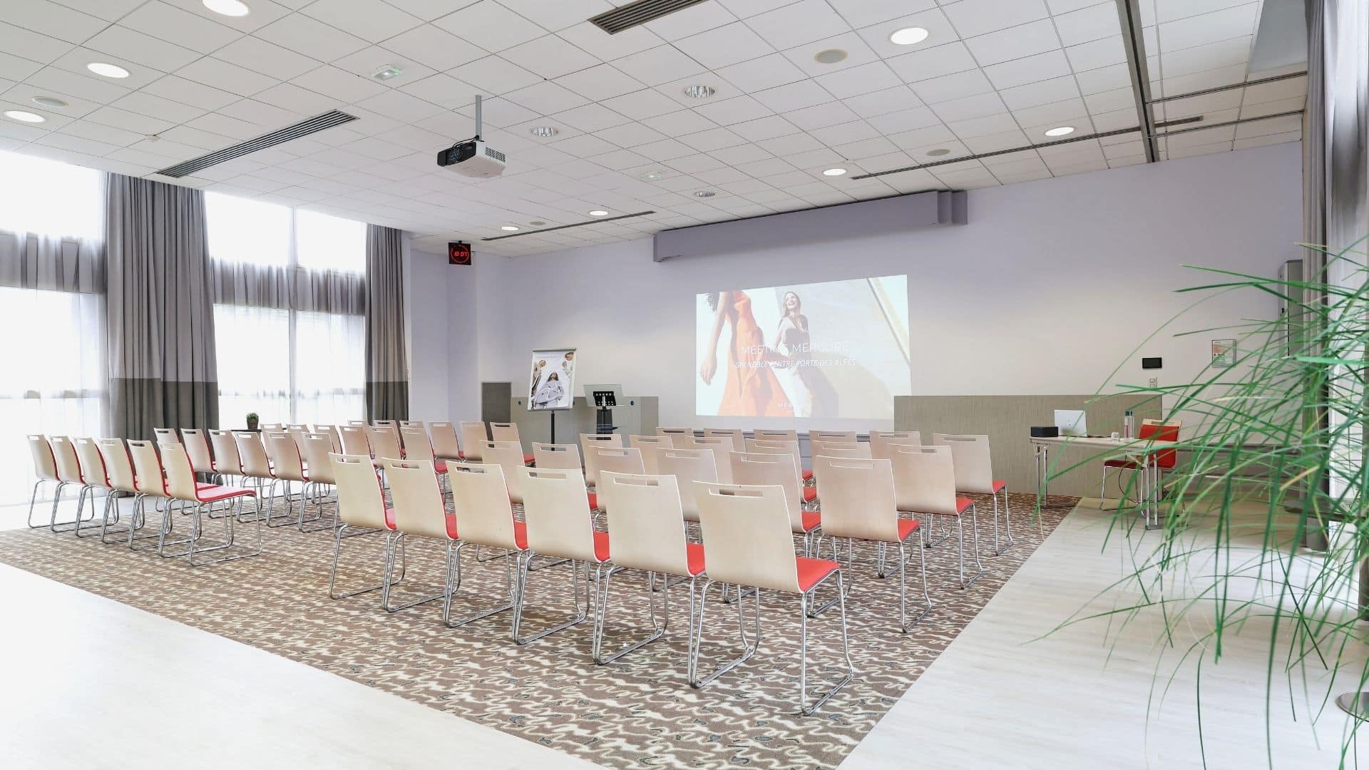 Salle de conférence équipée à l’Hôtel Mercure Grenoble Porte des Alpes
