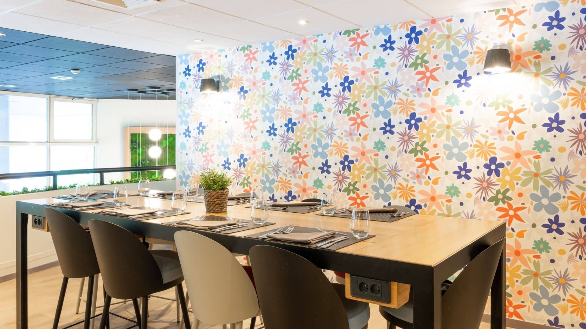 Salle de restaurant colorée à l’Hôtel Mercure Grenoble Porte des Alpes