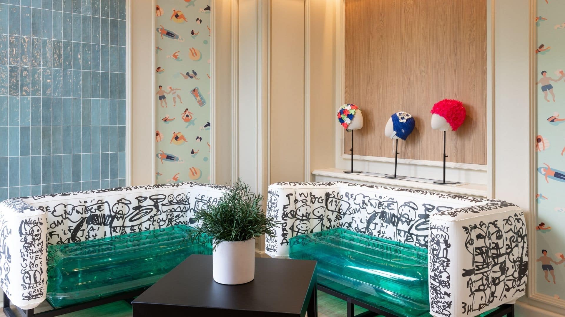 Espace lounge coloré à l’Hôtel Mercure Grenoble Porte des Alpes