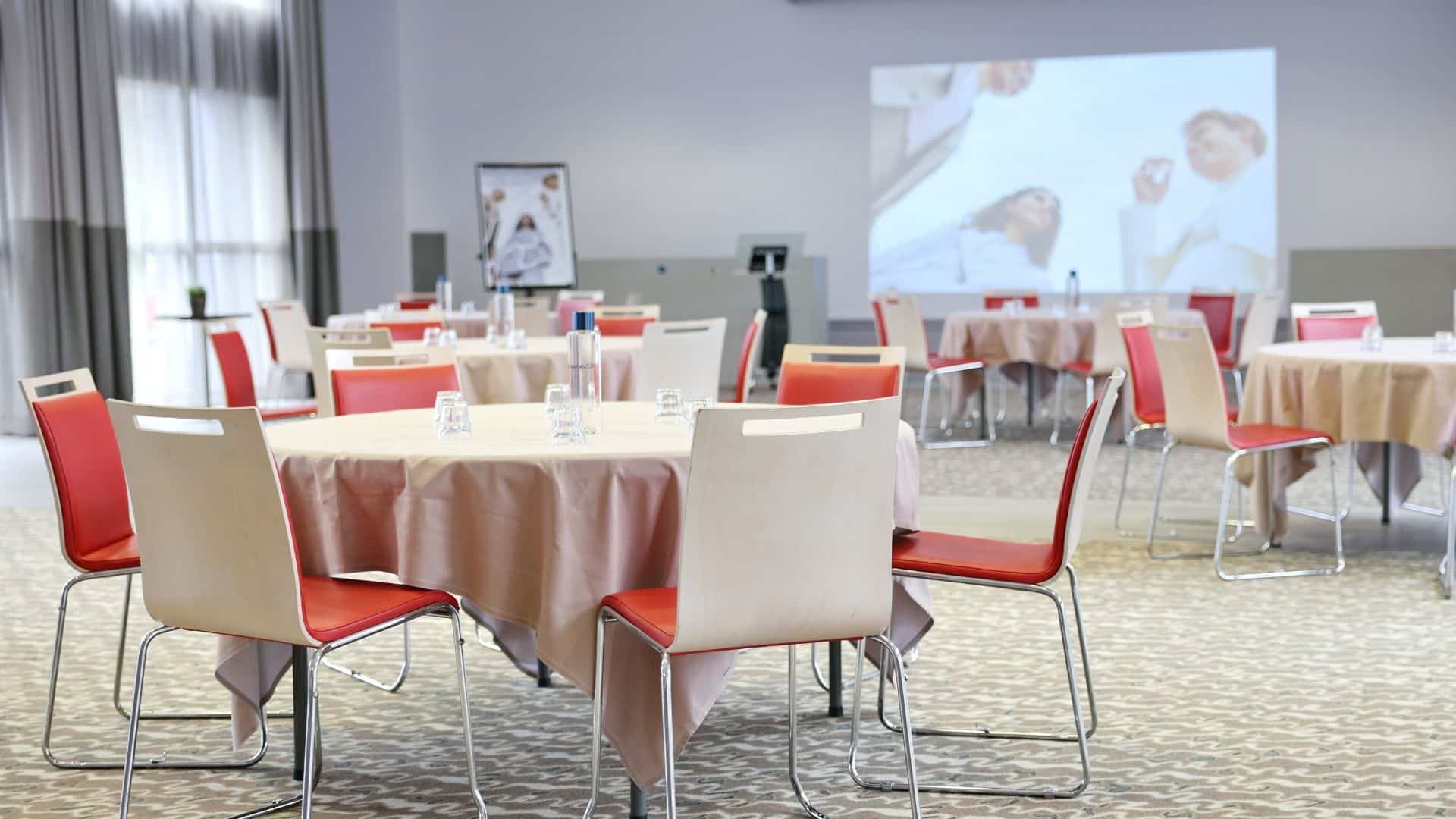 Salle de banquet avec tables rondes à l’Hôtel Mercure Grenoble Porte des Alpes