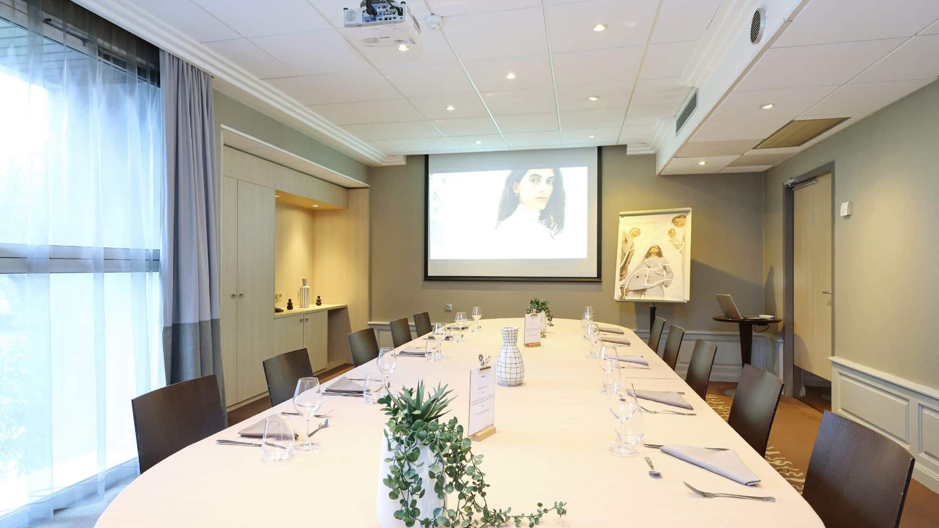 Grande salle de séminaire à l’Hôtel Mercure Grenoble Porte des Alpes
