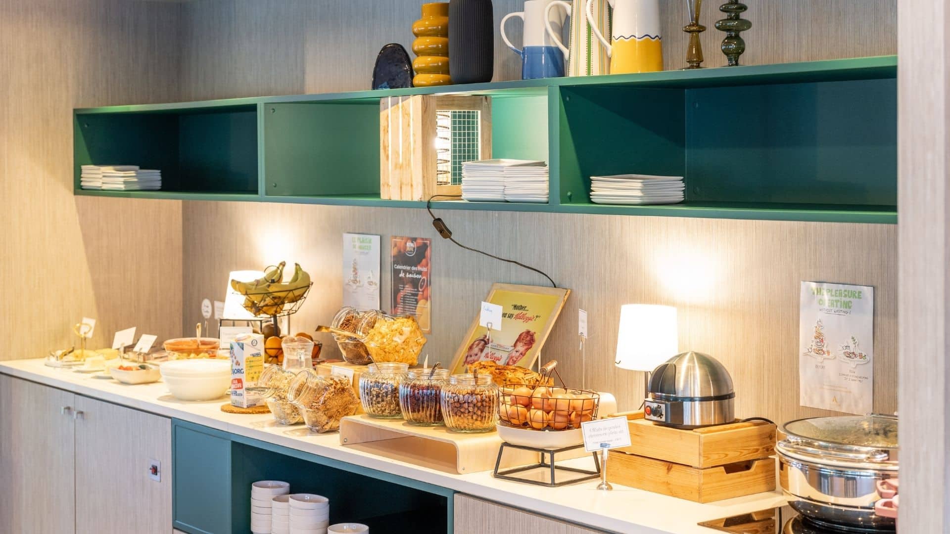 Salle de petit-déjeuner colorée à l’Hôtel Mercure Grenoble Porte des Alpes