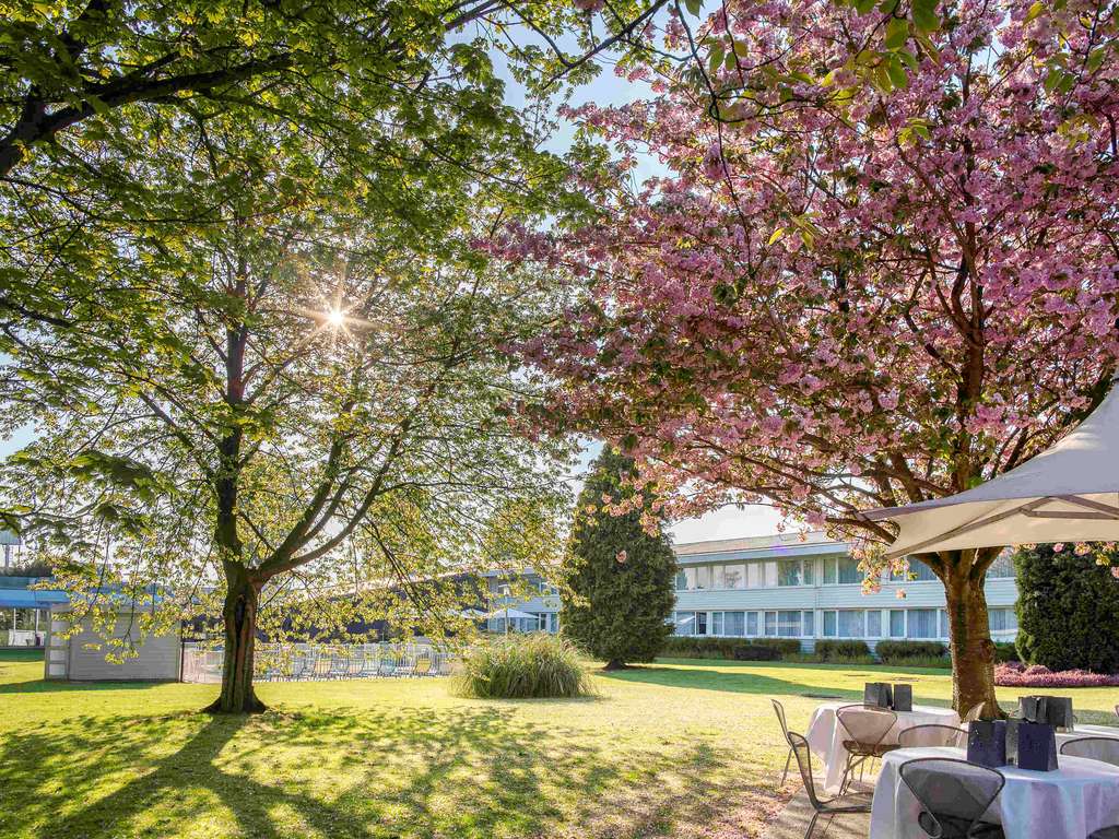 Jardin verdoyant du Novotel Lille Aéroport